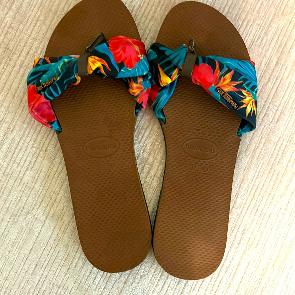Slip on sandals, super cute floral design by Haviannas! Size 37-38